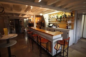 Bar (on property) - Hotel Restaurant Les Deux Sapins (Cailly-sur-Eure)
