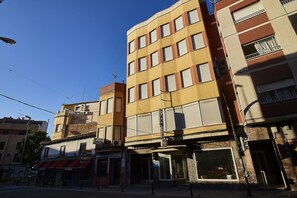 Vista frontal de la propiedad