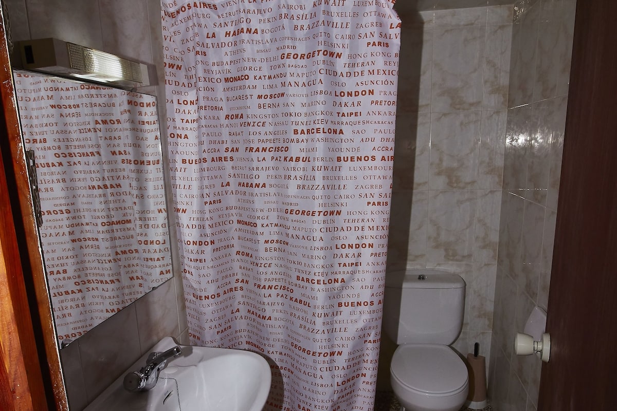 Kamer, 1 twee- of 2 eenpersoonsbedden | Badkamer | Een douche, een bidet, handdoeken