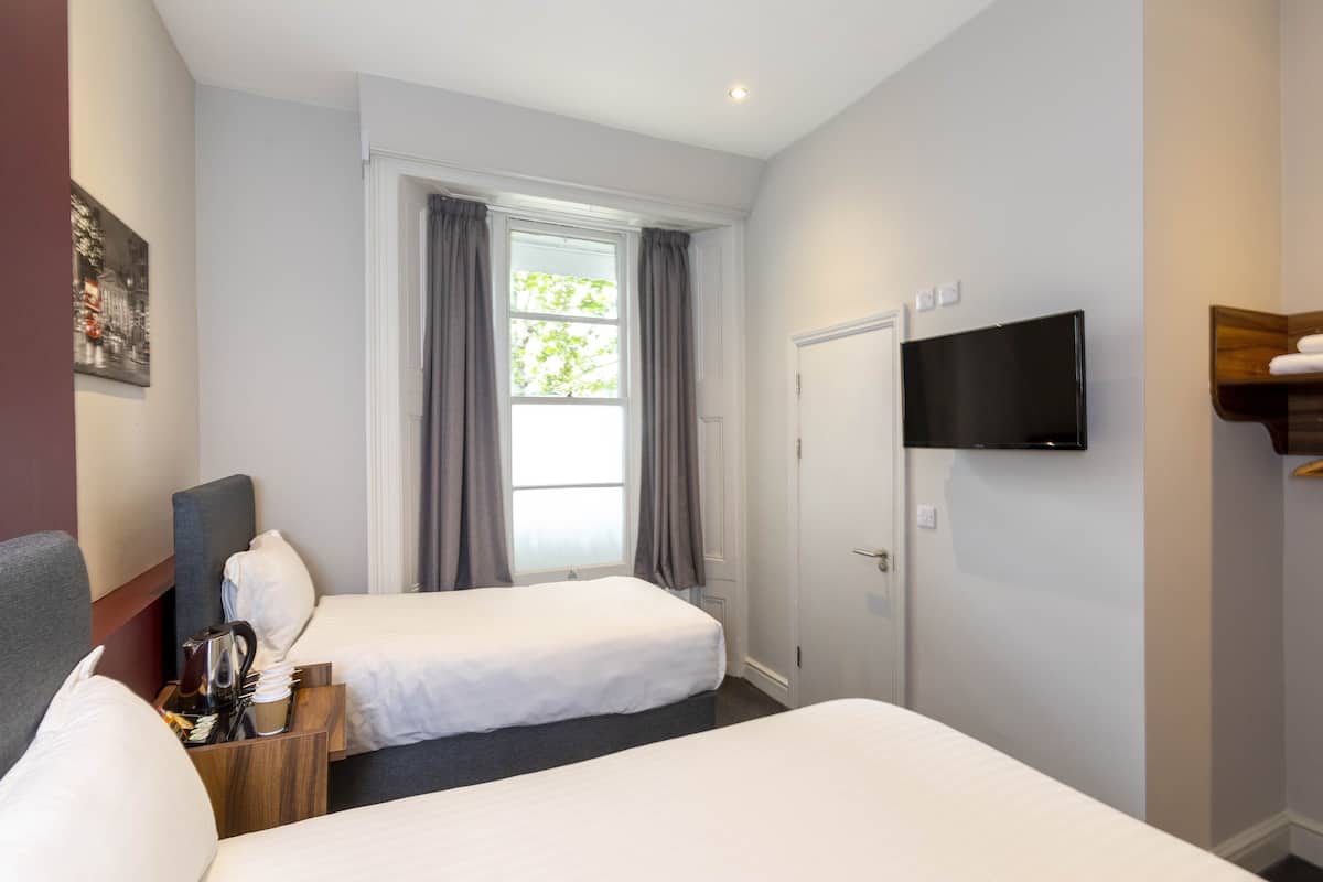 Habitación estándar con 2 camas individuales, 2 camas individuales | Sistema de insonorización, tabla de planchar con plancha, wifi gratis