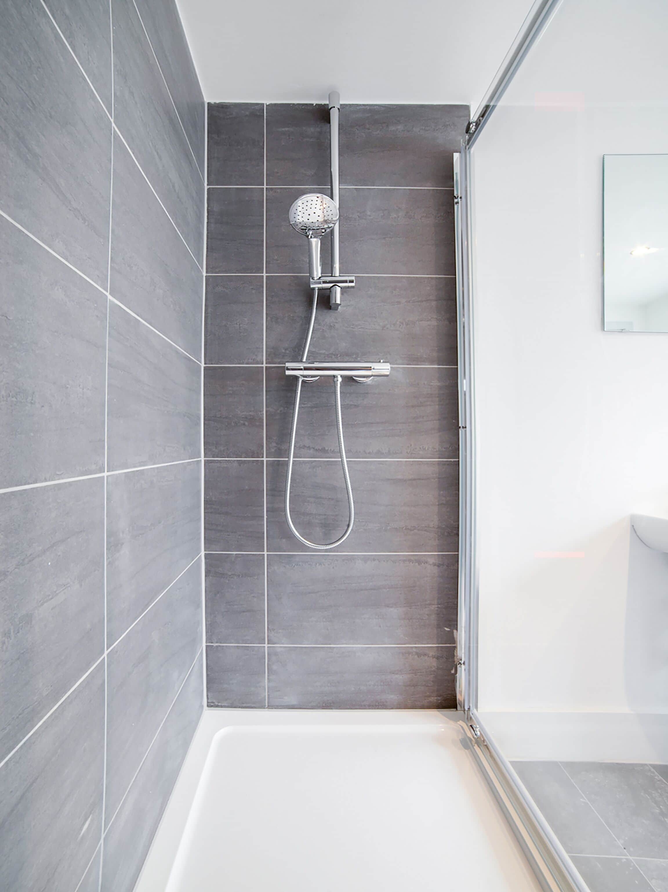 Dusj, toalettartikler (inkludert), hårføner og håndklær