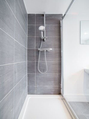 Shower, free toiletries, hair dryer, towels - Royal Park Hotel (London)