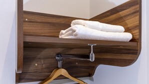 Een houten handdoekhouder met een houten ophanger en een handdoek.