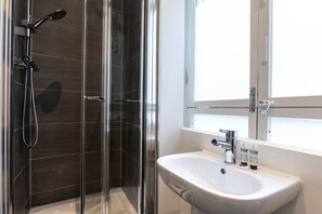 Family Room, Multiple Beds | Bathroom - Royal Park Hotel (London)
