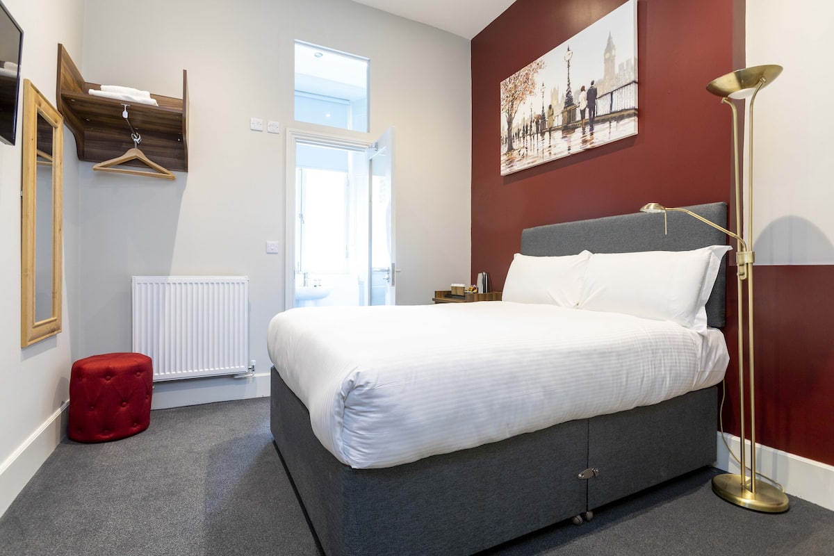 Habitación estándar doble, 1 cama doble | Sistema de insonorización, tabla de planchar con plancha, wifi gratis