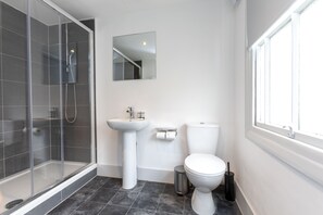 Firemannsrom – familie, 2 dobbeltsenger, ikke-røyk | Bad | Dusj, toalettartikler (inkludert), hårføner og håndklær