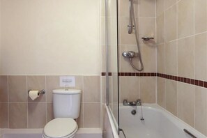 Cottage, 2 Bedrooms | Bathroom | Combined shower/tub, towels