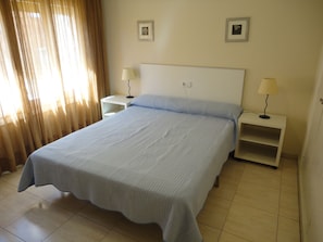 2 bedrooms, iron/ironing board, free cots/infant beds