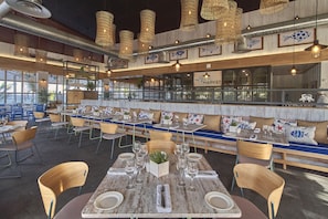 13 restaurants, international cuisine