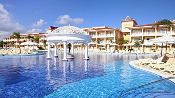 屋外プール、プール パラソル、サンラウンジャー