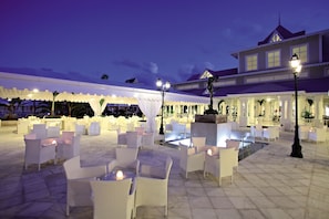 13 restaurants, international cuisine