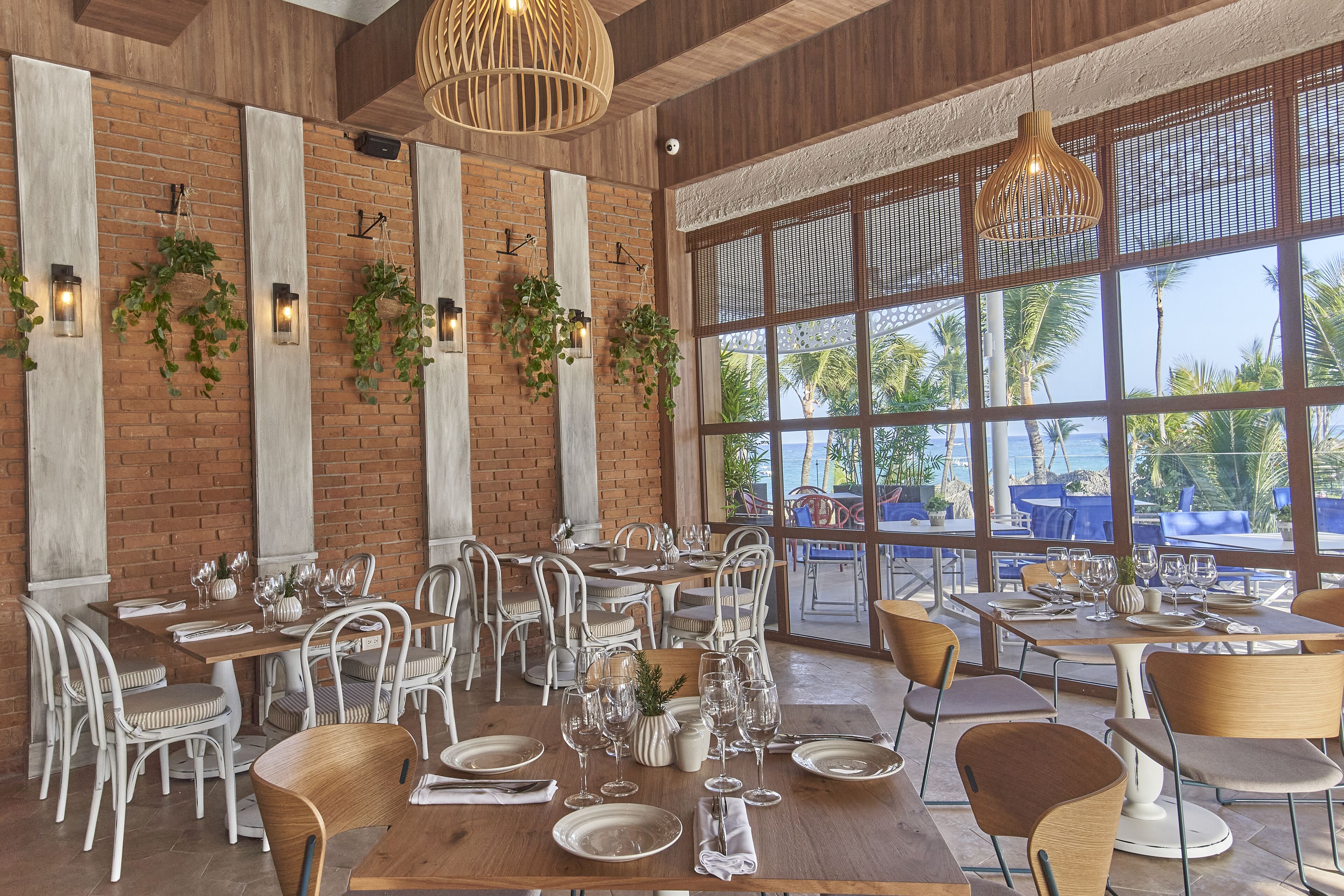 13 restaurantes; se sirve cocina internacional 