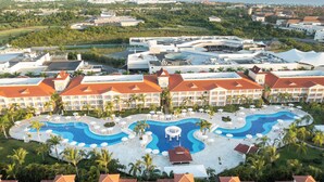 Ett semesterhotell med en stor pool, flera hotellbyggnader och utsikt över det omgivande landskapet.