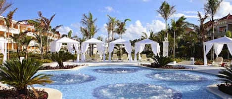 Außenpool, Sonnenschirme, Liegestühle