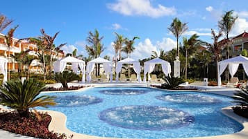 Piscine extérieure, parasols de plage, chaises longues