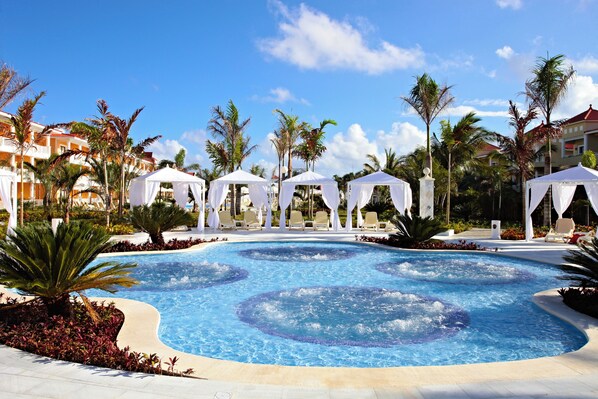 Outdoor pool, pool umbrellas, sun loungers