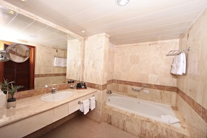 Separate tub and shower, jetted tub, hydromassage showerhead - Bahia Principe Escape Aquamarine - Adults Only - All Inclusive (Punta Cana)
