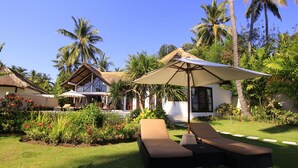 Un complexe hôtelier tropical doté de villas aux toits de chaume, d’un jardin bien entretenu et d’espaces de détente en plein air.
