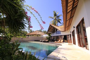 Hồ bơi ngoài trời 
