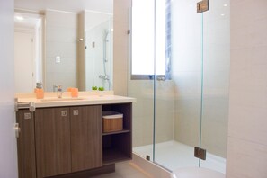 Standard Apartment, 2 Bedrooms, 2 Bathrooms | Bathroom | Combined shower/bathtub, deep-soaking bathtub, free toiletries - Kennedy Dream Apartments (Santiago)