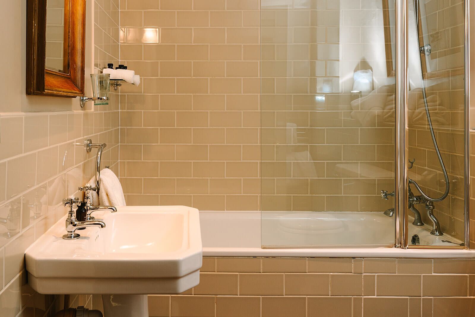 Ein Badezimmer mit Waschbecken, Spiegel und Dusche.