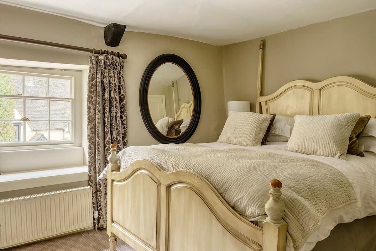 Classic Double Room | Hypo-allergenic bedding available, iron/ironing board (on request)