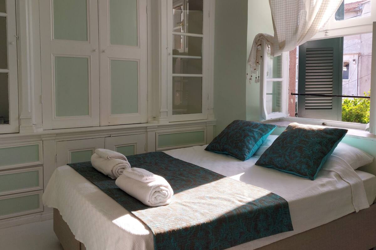 Artículos del minibar gratis, muebles diferentes y cortinas blackout