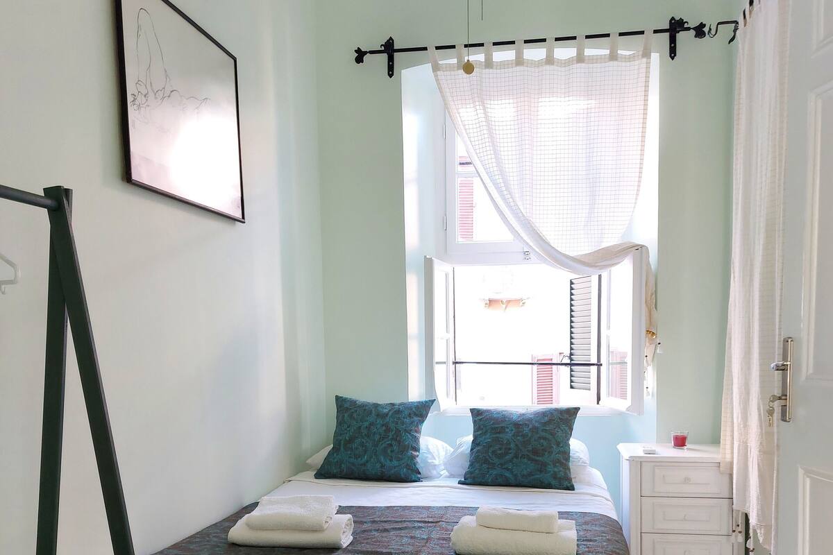 Artículos del minibar gratis, muebles diferentes y cortinas blackout