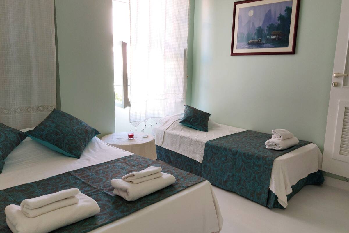 Artículos del minibar gratis, muebles diferentes y cortinas blackout
