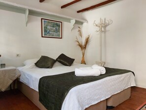 Habitación tradicional | Artículos del minibar gratis, muebles diferentes y cortinas blackout