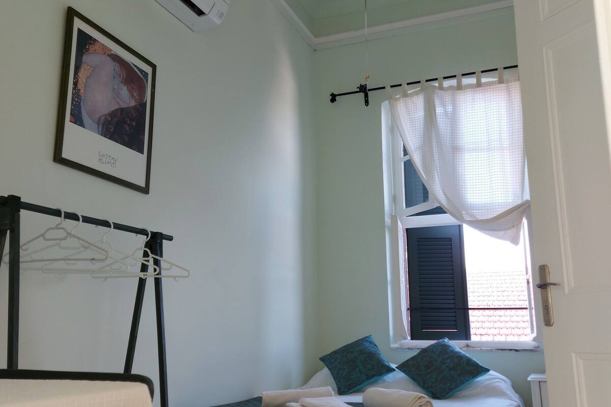 Artículos del minibar gratis, muebles diferentes y cortinas blackout