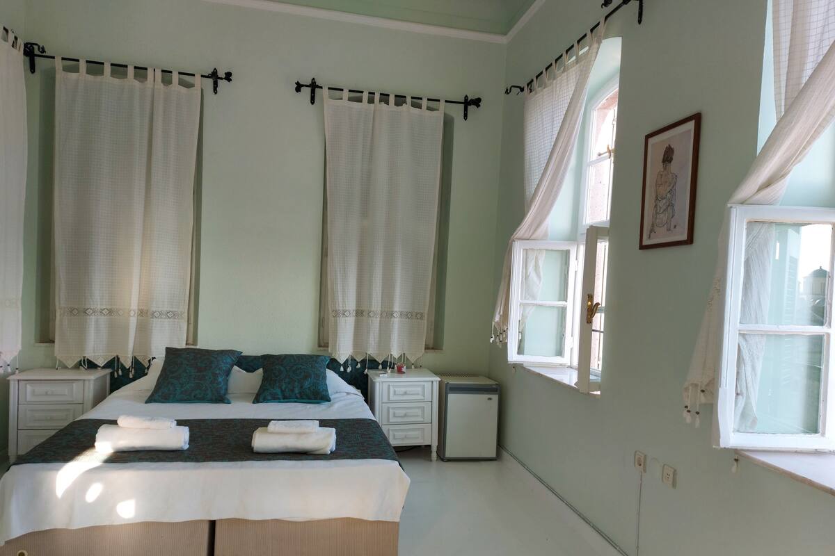 Artículos del minibar gratis, muebles diferentes y cortinas blackout
