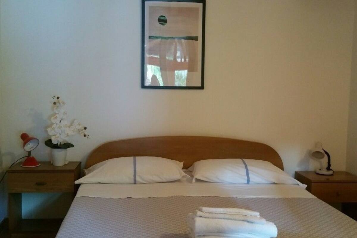 Premium bedding, desk