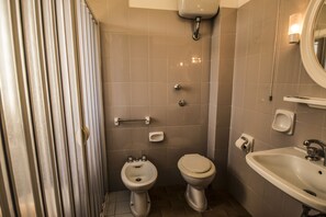 Kostenlose Toilettenartikel, Haartrockner, Bademäntel, Bidet