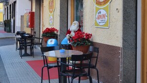 An outdoor seating area with tables and chairs, a red carpet, and a sign for La Spagnola Caffè Arnone. - Hotel la Spagnola (Amantea)