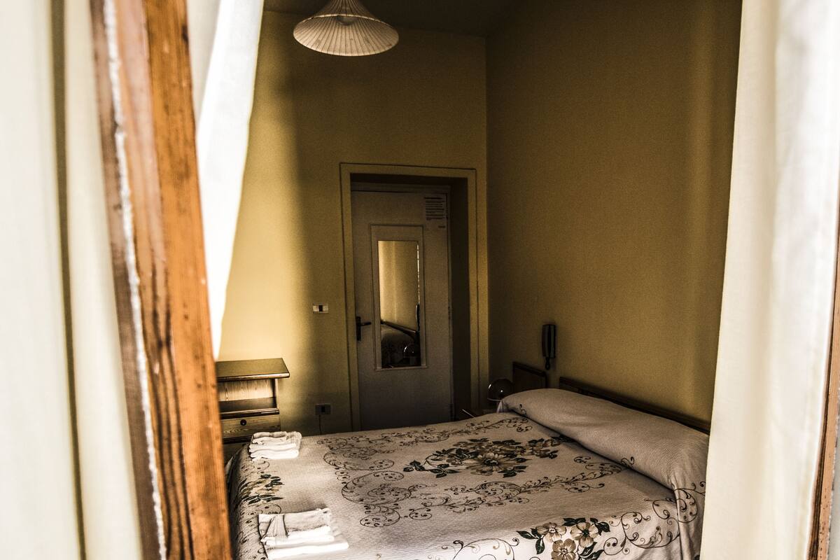 Chambre double ou avec lits jumeaux | Bureau, lit de bébé (gratuit), accÚs au Wi-Fi (inclus)