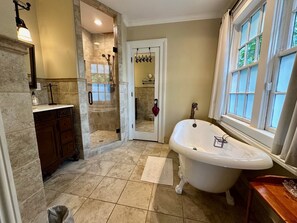 Deluxe House | Bathroom | Shower, free toiletries, hair dryer, towels - The Wynne House Inn (Holly Springs)