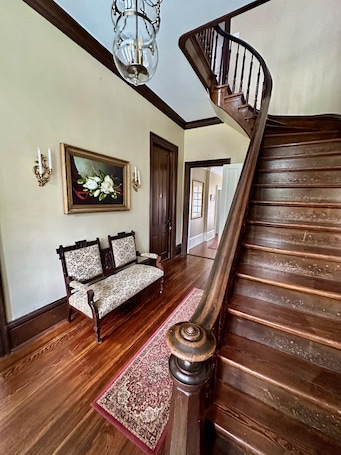 Escaleras. The Wynne House Inn