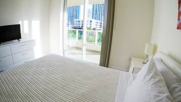 1 bedroom, premium bedding, iron/ironing board, WiFi (free)