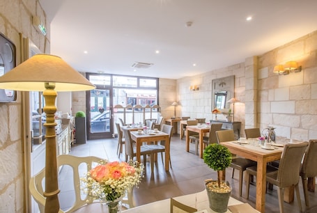 Desayuno buffet diario (EUR 11.50 por persona)