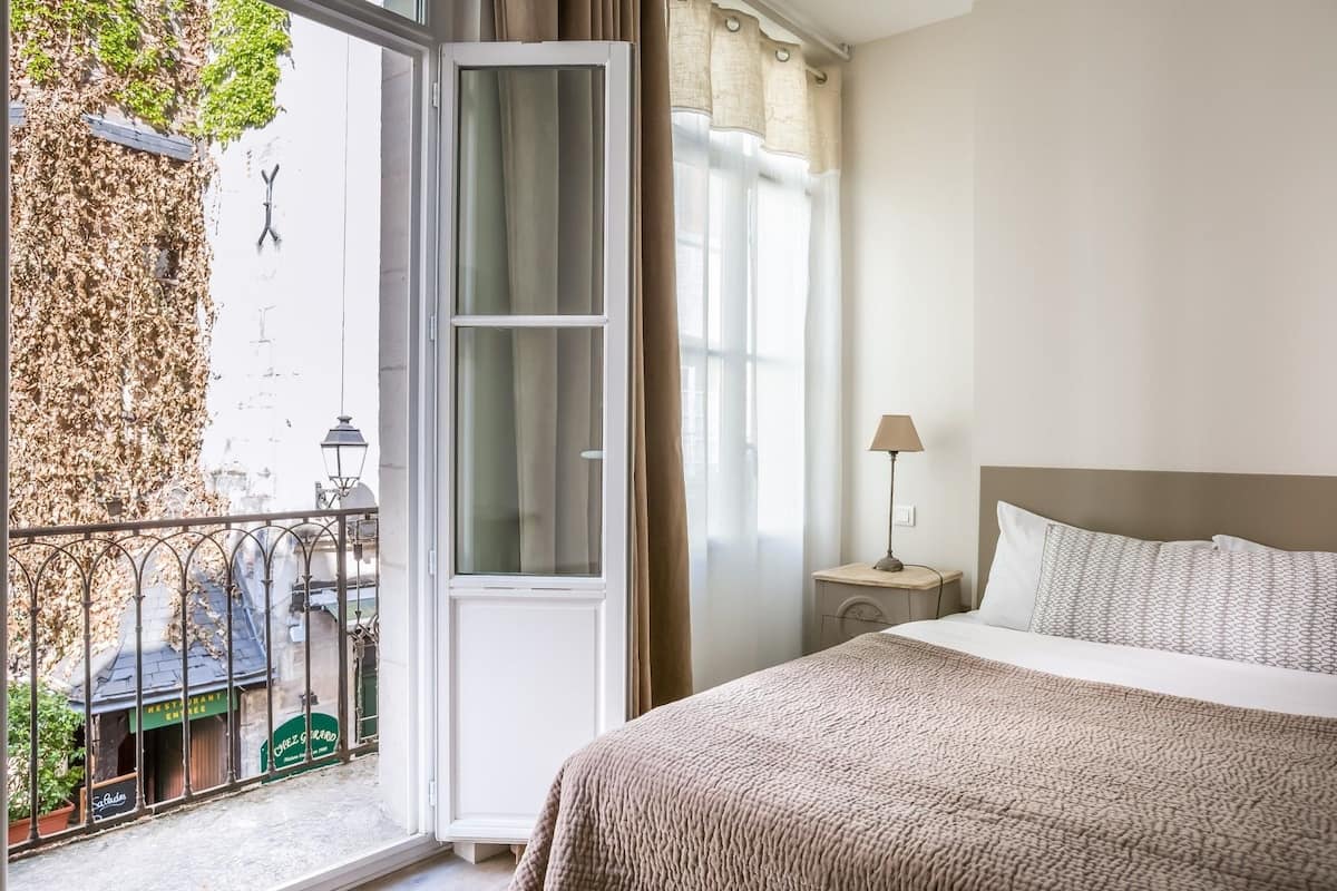 Doppelzimmer, Balkon | Schreibtisch, schallisolierte Zimmer, Bügeleisen/Bügelbrett