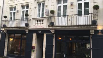 Vista frontal de la propiedad