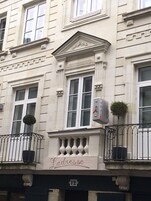 Un edificio con un cartel que dice "L'adresse" y el número 12.