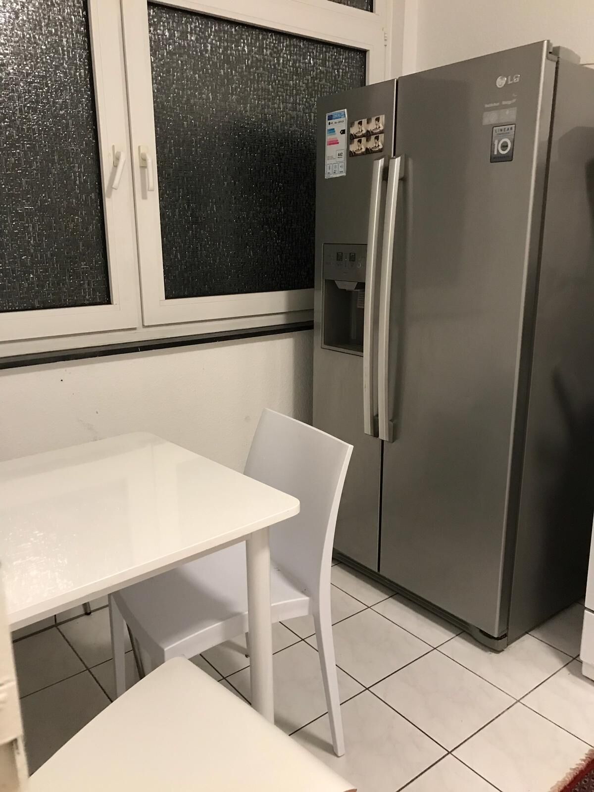 Kühlschrank, Herdplatte, Wasserkocher mit Kaffee-/Teezubehör