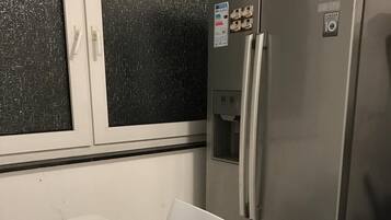 Kühlschrank, Herdplatte, Wasserkocher mit Kaffee-/Teezubehör