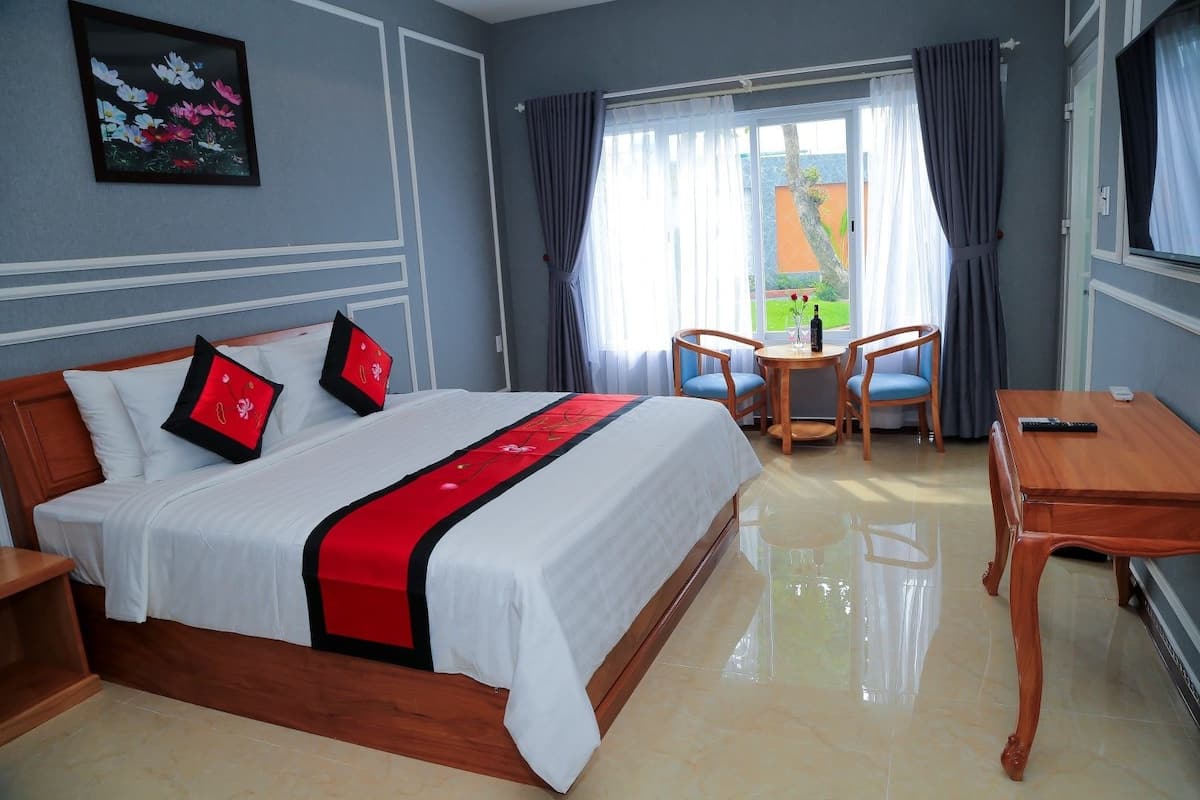 Deluxe Bungalow, Garden View | Minibar, in-room safe, desk, blackout curtains