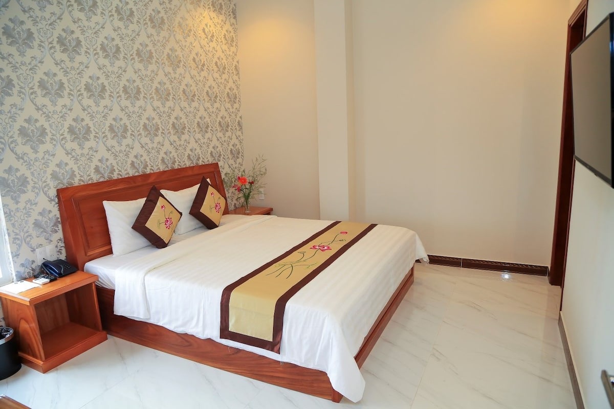 Superior Room, Garden View | Minibar, in-room safe, desk, blackout curtains