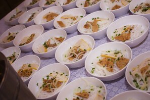아침 식사, 점심 식사 및 저녁 식사 제공