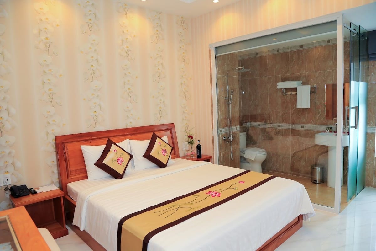 Deluxe Double Room, Garden View | Minibar, in-room safe, desk, blackout curtains