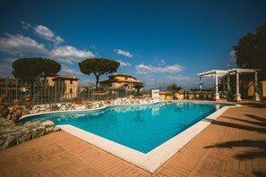 Outdoor pool - Twins 1 (Rome)